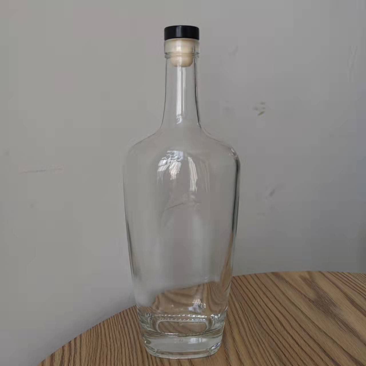 High quality empty vodka bottle glass 700ml 750ml 500ml glass bottles, wholesale whisky glass bottle for liquor with cap