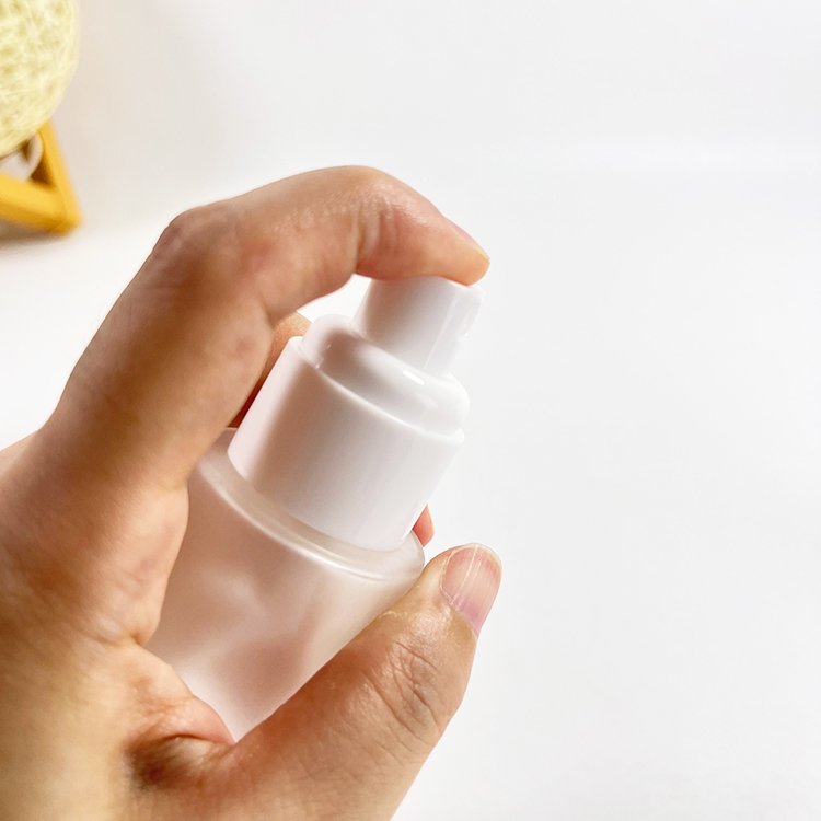 Luxury 1 oz Small Clear Glass Bottle Packaging 30ml Glass Lotion Bottle Spray Cosmetic Skincare Pump Glass Bottle With Lid