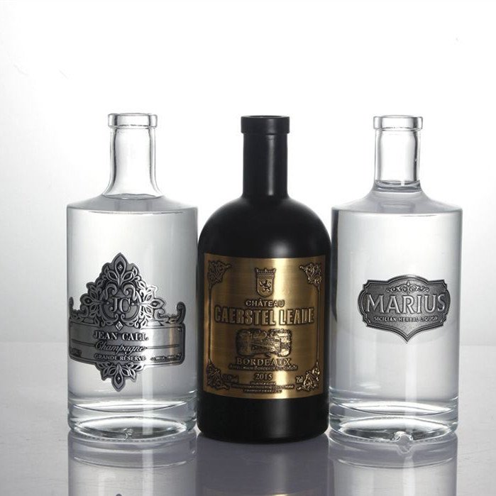 Custom Zamak Label Embossed LOGO 700 ml 750 ml Rum Whiskey Vodka Gin Empty Glass Bottle with cork stopper for sale