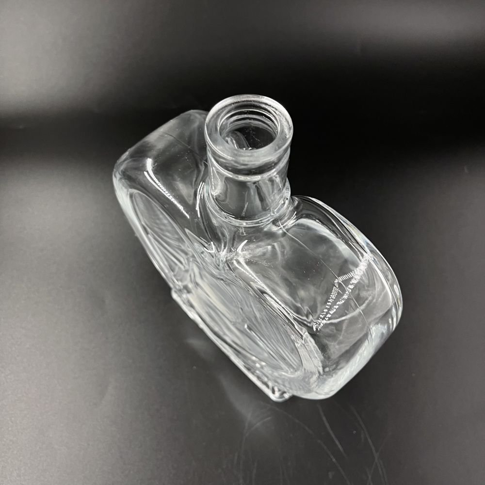 Premium customized painting electroplating glass spray perfume heart shape bottles 750ml glass bottles