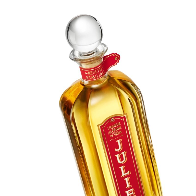Recyclable Vertical stripes engraved gin wine glass bottle with lid empty custom 750 ml glass bottle for liquor