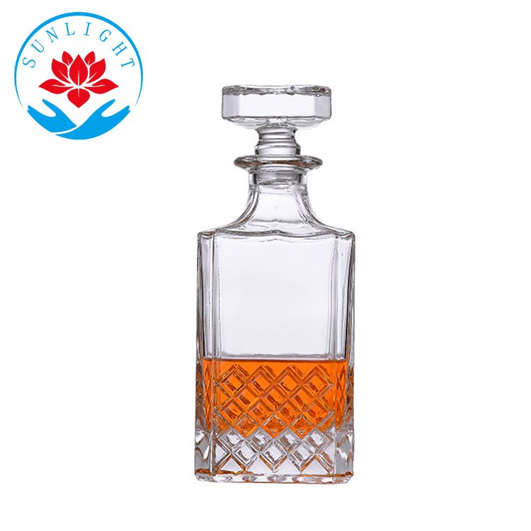 Factory Wholesale 750ml High Quality Whiskey Decanter Glass Bottle With Lid