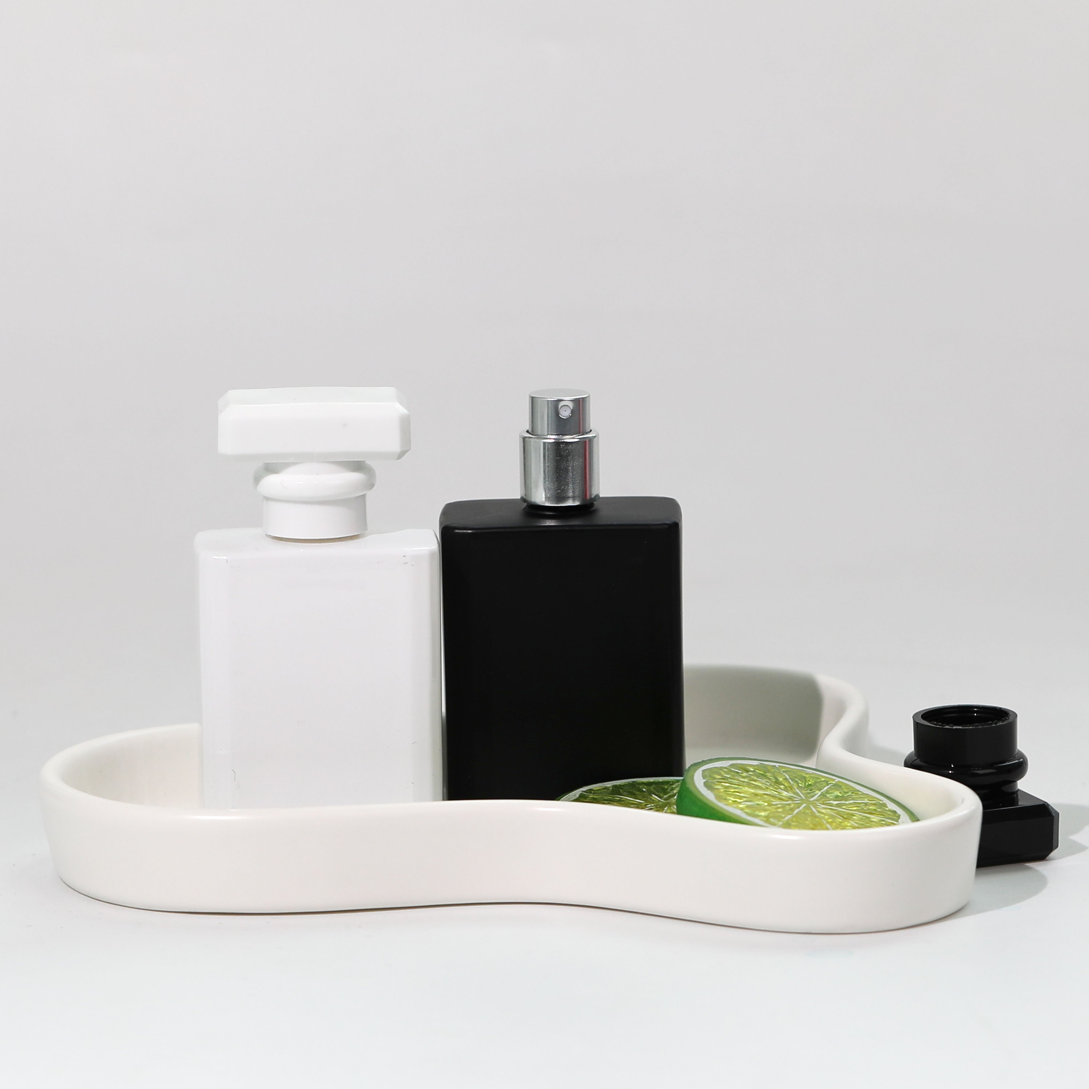 In Stock Black Clear White Square Glass Perfume Bottle 30 50 100Ml Matte Spray Bottles Luxury Beautiful Spray Glass Bottle
