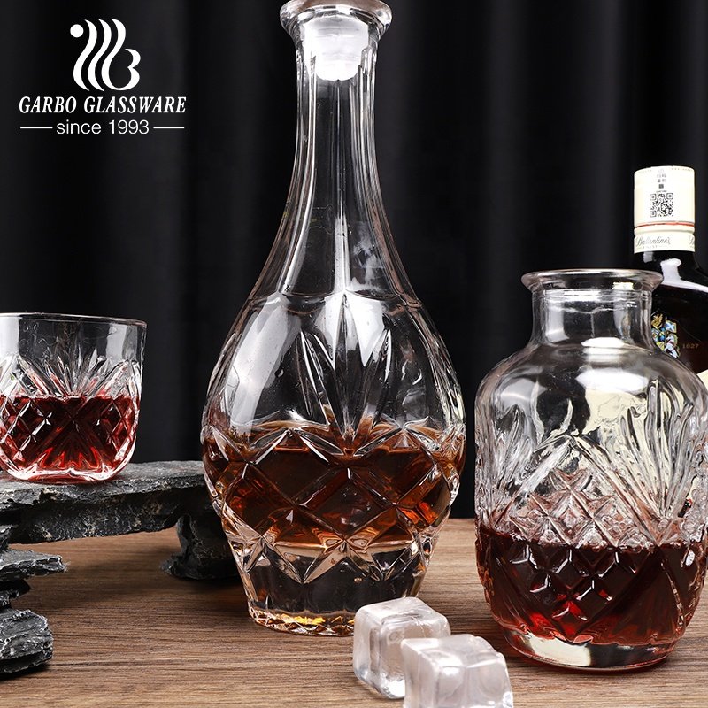 Factory Wholesale New Design Embossed Whiskey Glass Bottle High Quality Hot Sale Clear Engraving 530ml Whiskey Glass Decanter