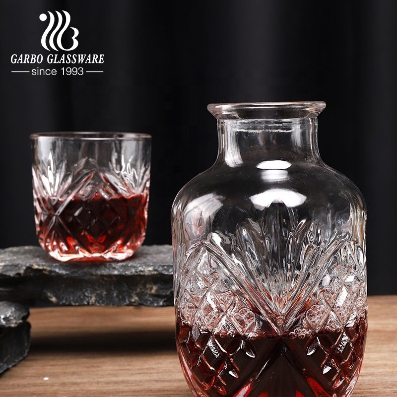 Factory Wholesale New Design Embossed Whiskey Glass Bottle High Quality Hot Sale Clear Engraving 530ml Whiskey Glass Decanter