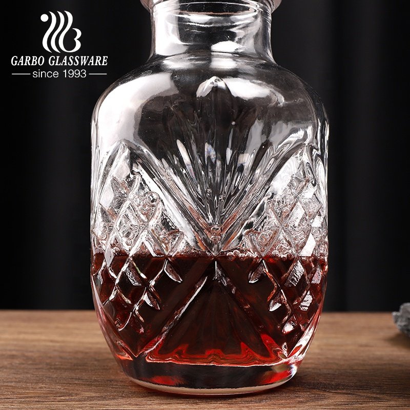 Factory Wholesale New Design Embossed Whiskey Glass Bottle High Quality Hot Sale Clear Engraving 530ml Whiskey Glass Decanter