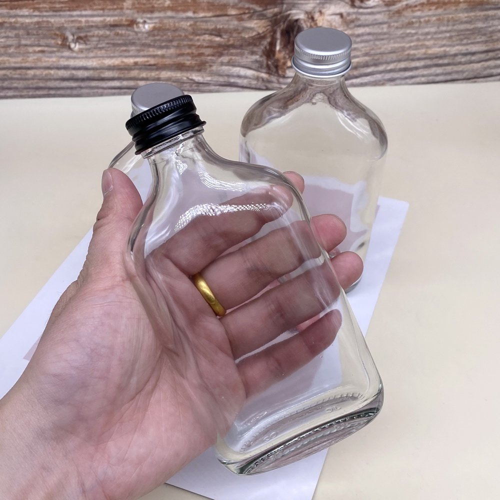 wholesale flat round empty liquor glass bottle with screw lid coffee milk juicer clear glass packaging container 200ml 350ml