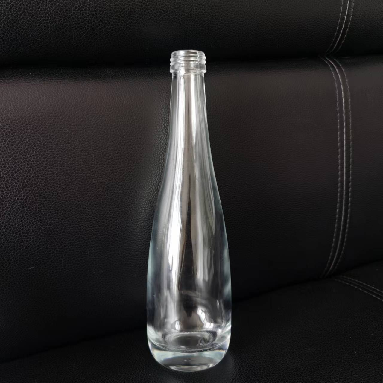 High Quality Luxury Wine Juice Premium glass Water Bottle 330ml/500ml Clear Frosted Branded With Lid For Hotel Reusable