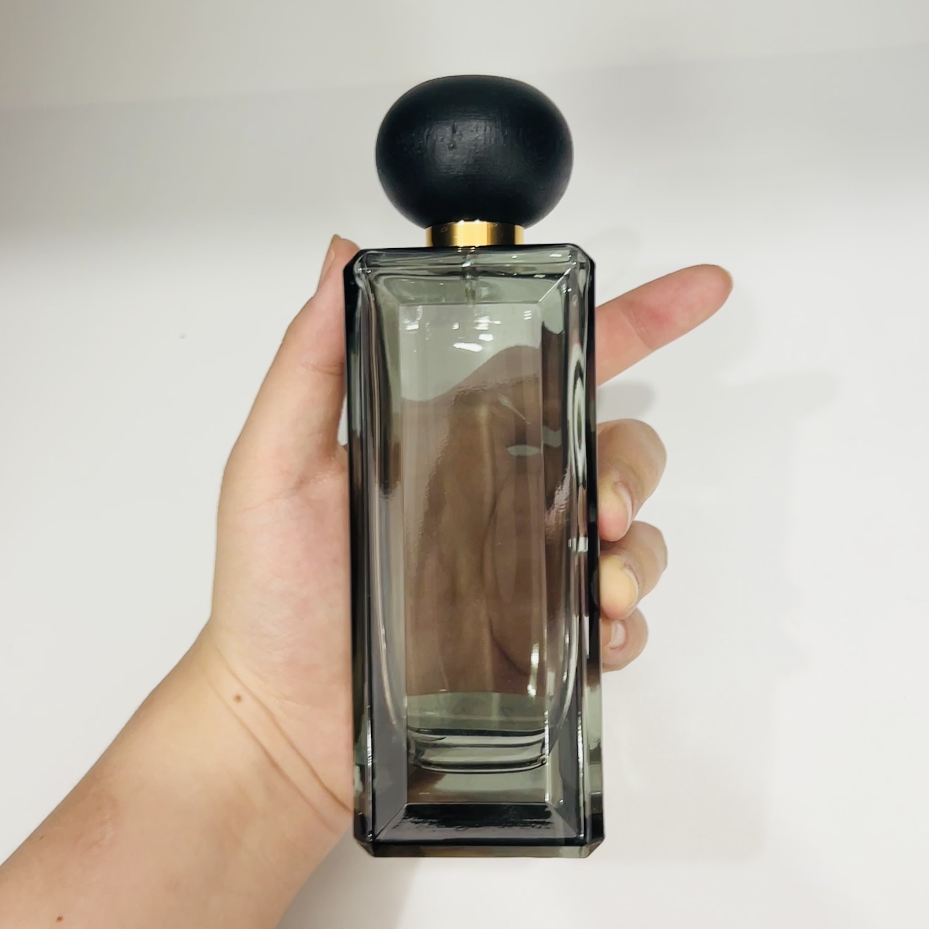 factory manufacture whole sale big capacity 200ml perfume glass bottle with black ball lip for cosmetic fragrance