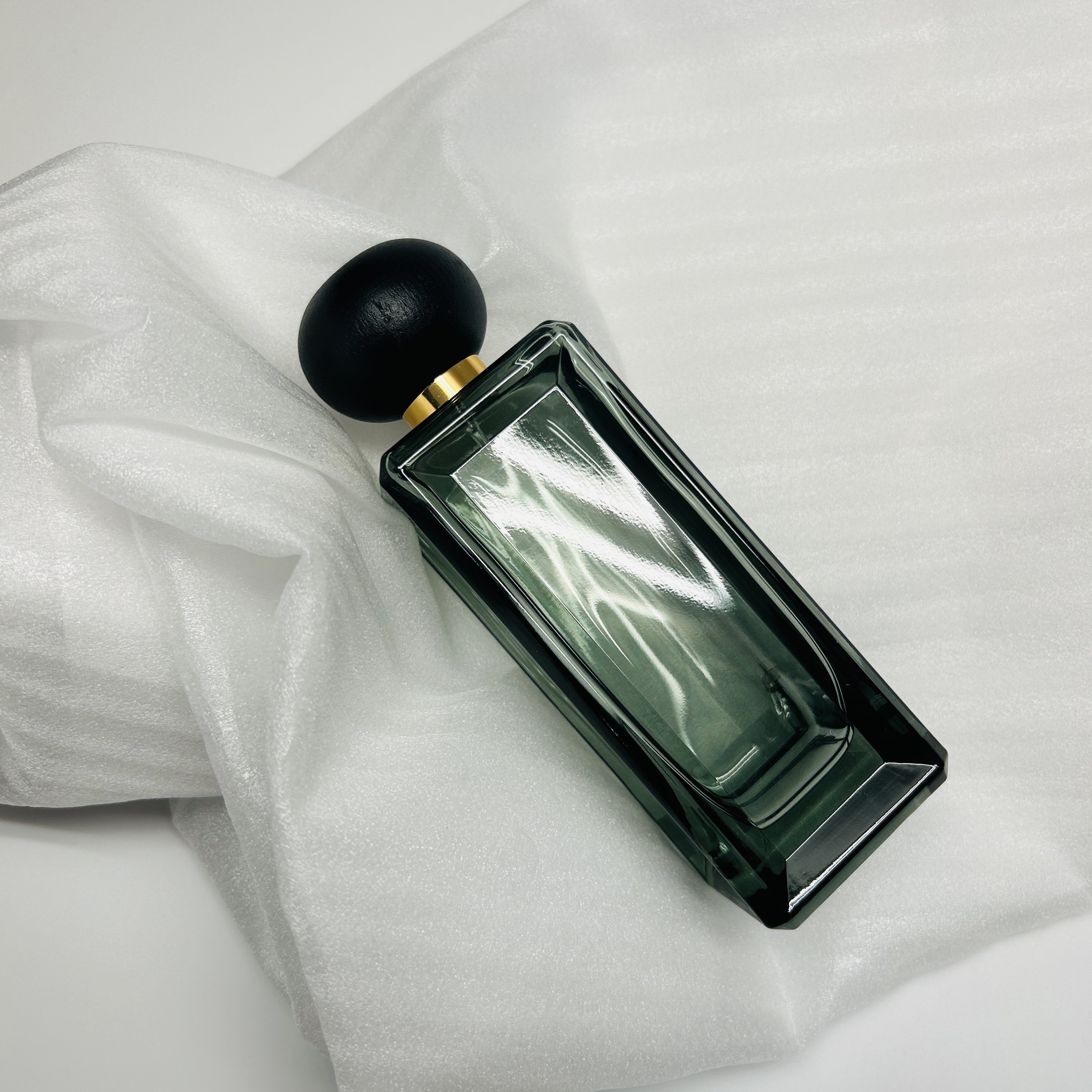 factory manufacture whole sale big capacity 200ml perfume glass bottle with black ball lip for cosmetic fragrance
