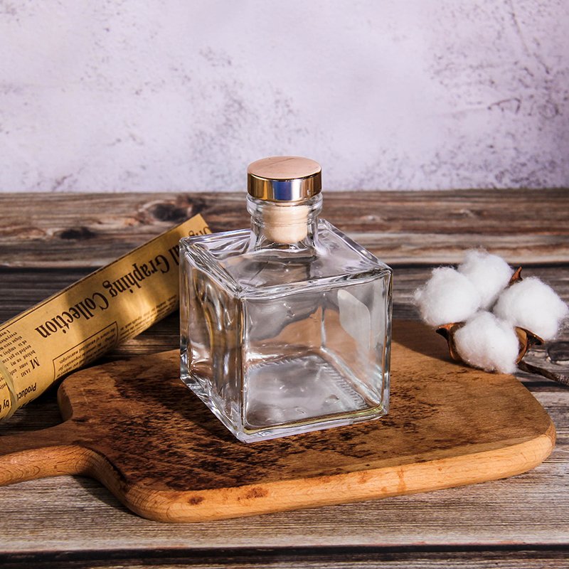 Wholesale 200 ml empty clear luxury square decorative reed diffuser glass bottle with gold lid