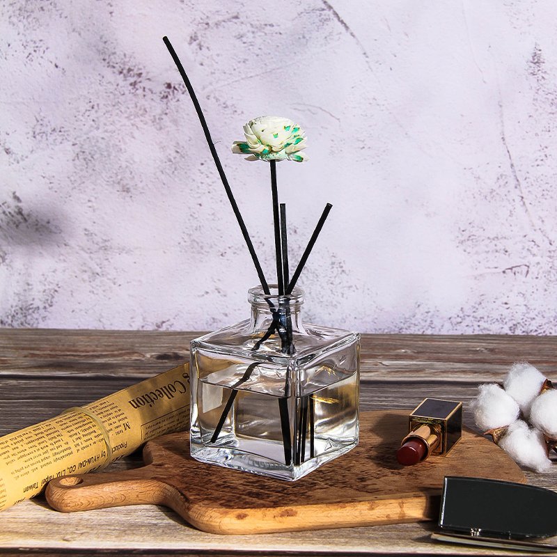 Wholesale 200 ml empty clear luxury square decorative reed diffuser glass bottle with gold lid