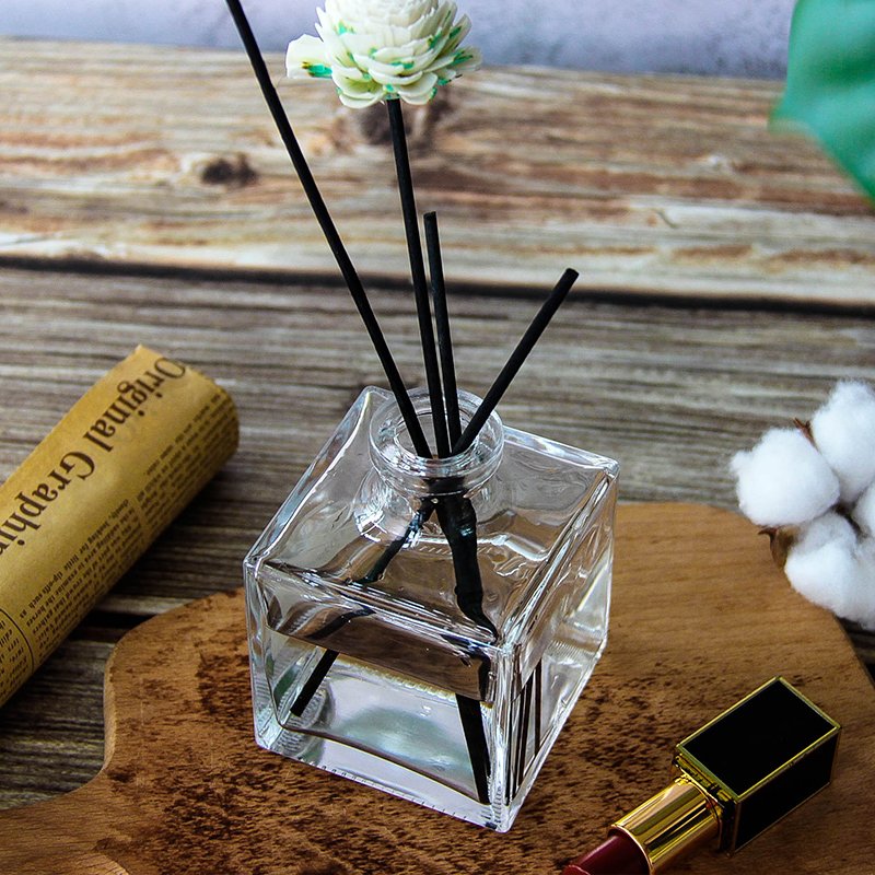 Wholesale 200 ml empty clear luxury square decorative reed diffuser glass bottle with gold lid