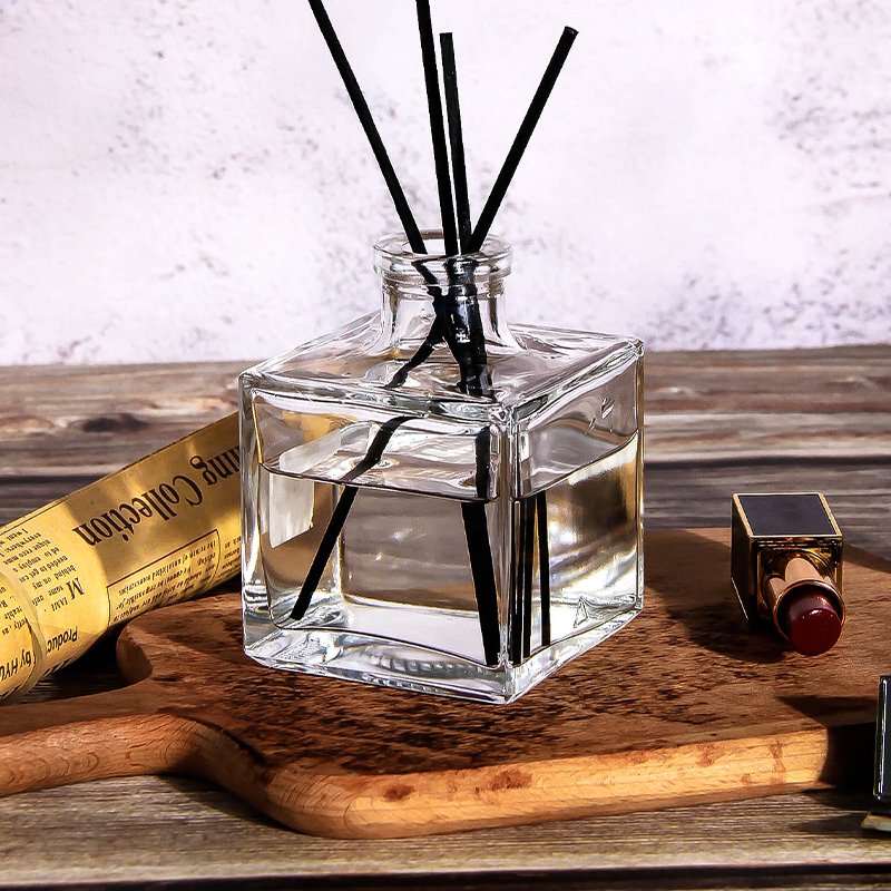 Wholesale 200 ml empty clear luxury square decorative reed diffuser glass bottle with gold lid