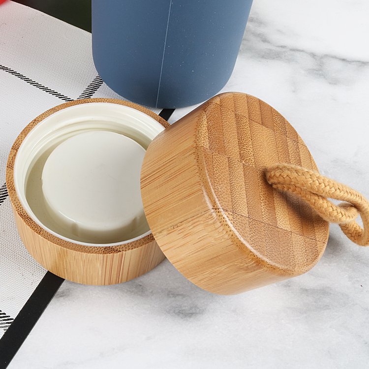 Bamboo lid 600ml borosilicate drink glass water bottle with silicone sleeve