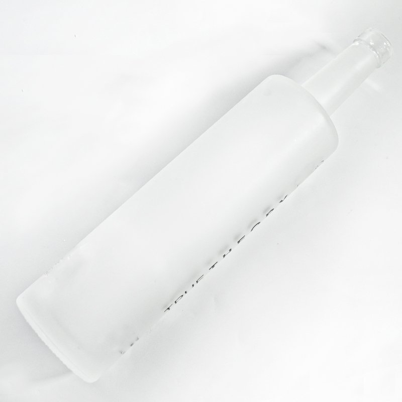 China Manufacturer 750ml Glass Liquor Vodka Glass Bottles for Sale