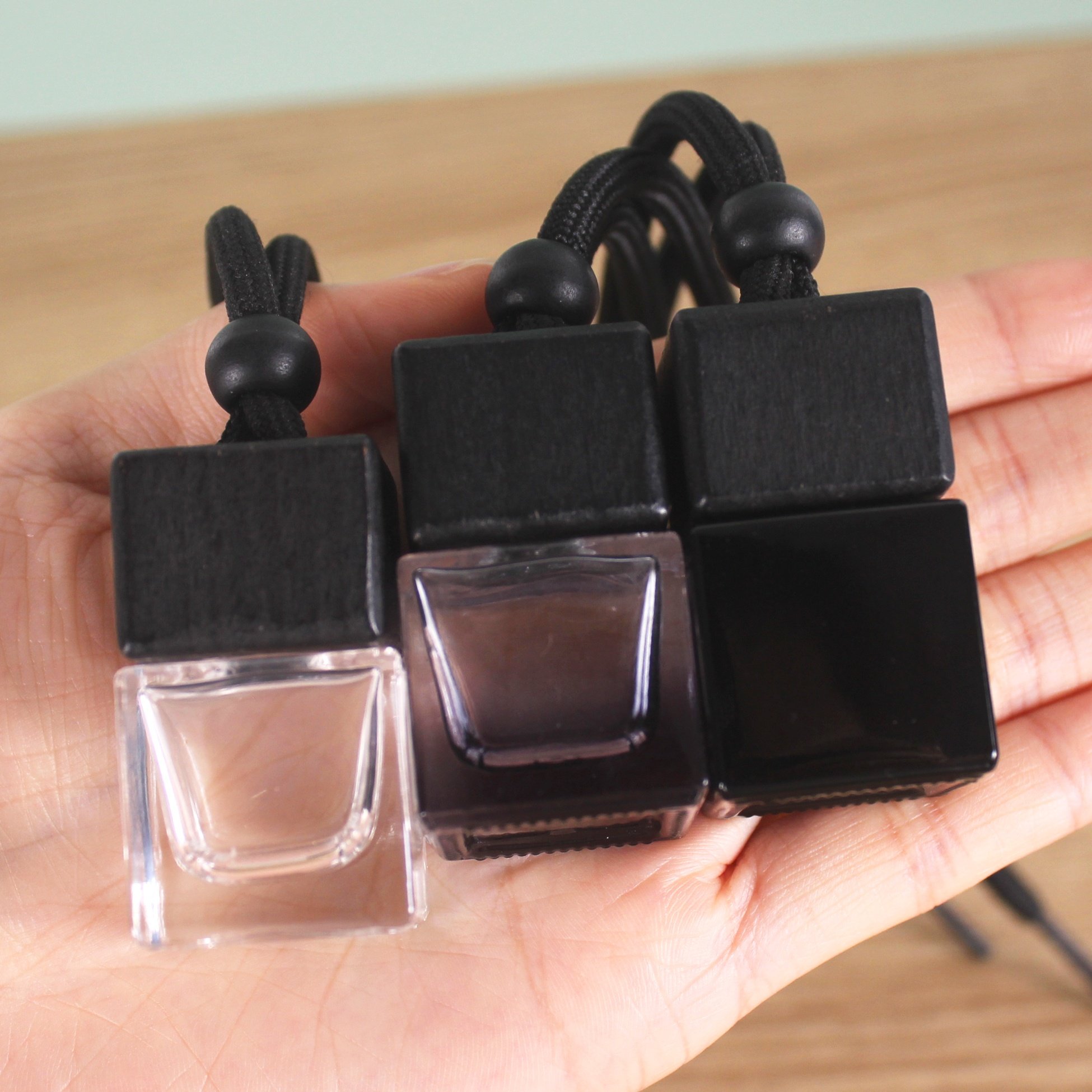 8ML Hot Sale Square Fragrance Glass Bottle Air Freshener Outlet Perfume Hanging Pendant Black Wooden Cap Car Diffuser Bottle