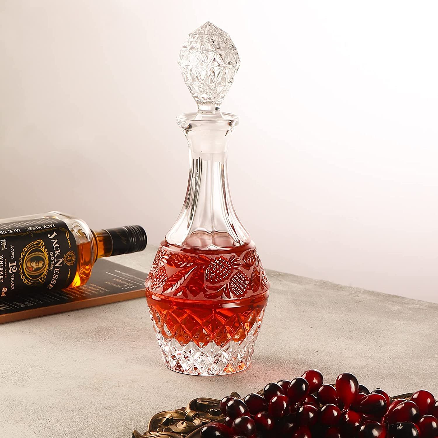 New product 650ml Clear glass whisky bottle with lid drinking glass bottle