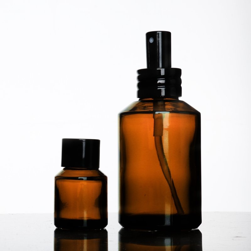 China Manufacturer luxury 50ml 125ml flat shoulder empty glass perfume bottles with mist spray and black lid