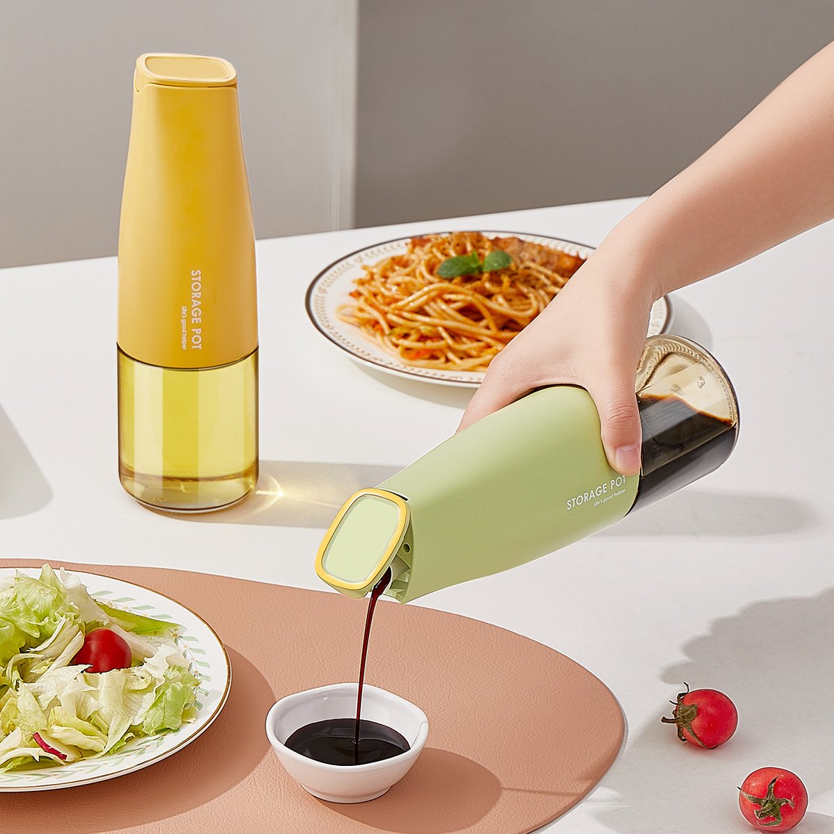 High Quality 500ML Kitchen Oil Filter Cooking Oil Glass Bottle Automatic Opening And Closing Gravity Glass Oil Pot with lid