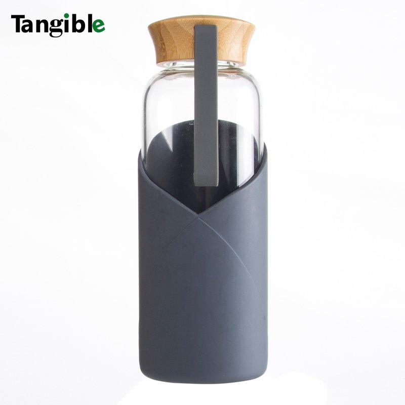Hot Sale Silicone Sleeve Design Anti Scalding Plastic Handle High Borosilicate Glass Glass Water Bottle With Bamboo Lid