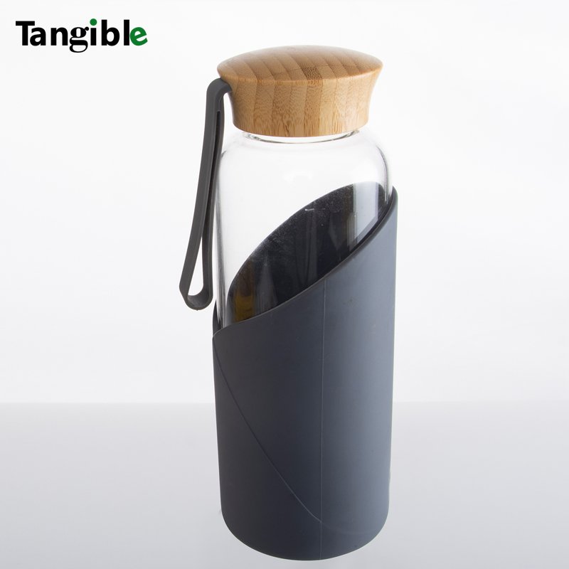 Hot Sale Silicone Sleeve Design Anti Scalding Plastic Handle High Borosilicate Glass Glass Water Bottle With Bamboo Lid