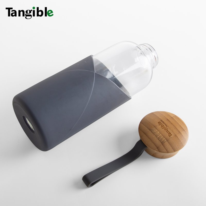 Hot Sale Silicone Sleeve Design Anti Scalding Plastic Handle High Borosilicate Glass Glass Water Bottle With Bamboo Lid
