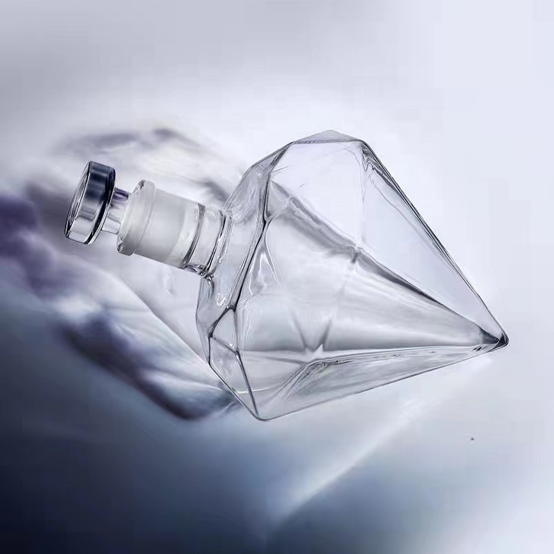 Customized 850ml 1000ml diamond shape high borosilicate bottle for liquor spirit glass bottle