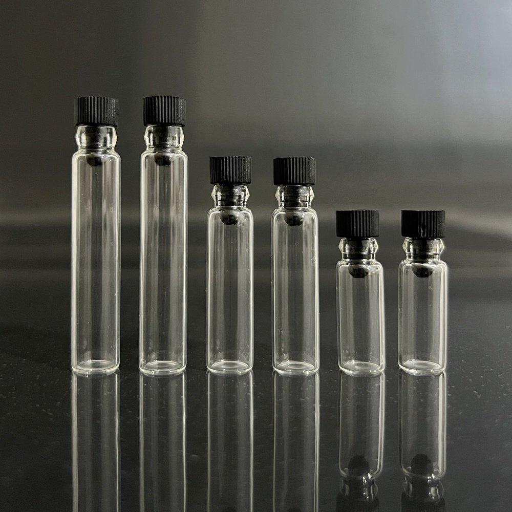 Stock 0.5ml 1ml 2ml clear perfume sample vial small glass bottle with plastic stopper