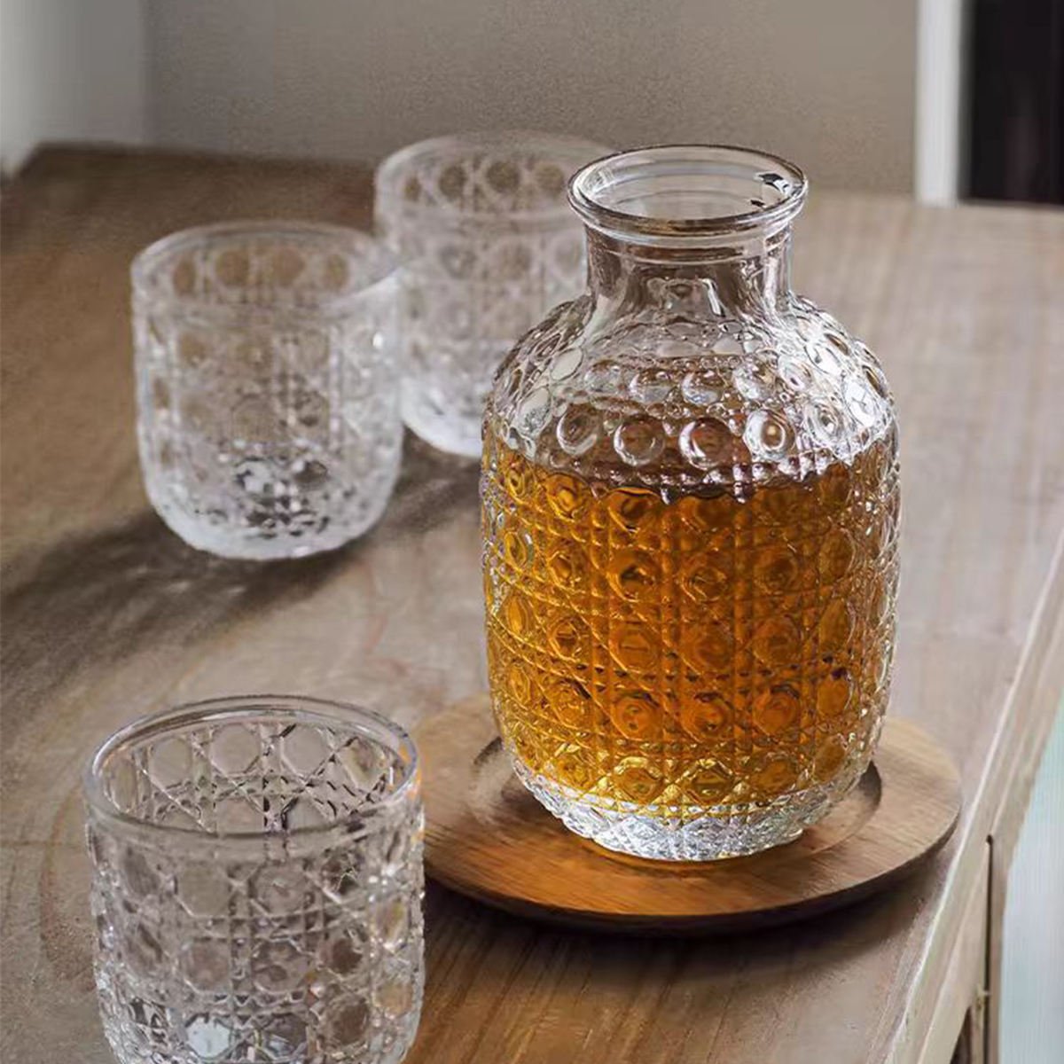 New Design Embossed Whiskey Glass Bottle High Quality Hot Sale Clear Engraving 530ml Whiskey Glass Decanter