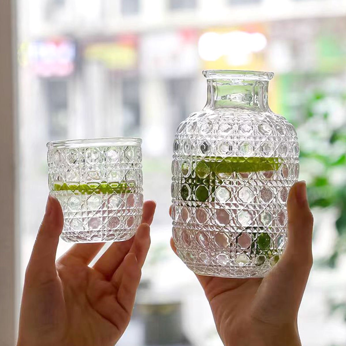 New Design Embossed Whiskey Glass Bottle High Quality Hot Sale Clear Engraving 530ml Whiskey Glass Decanter