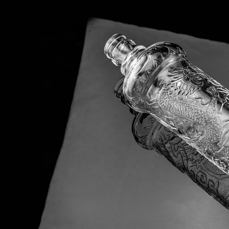 New Fancy Custom Glass Bottle Beautiful Dragon Embossed Liquor Glass Bottle With Golden Lid