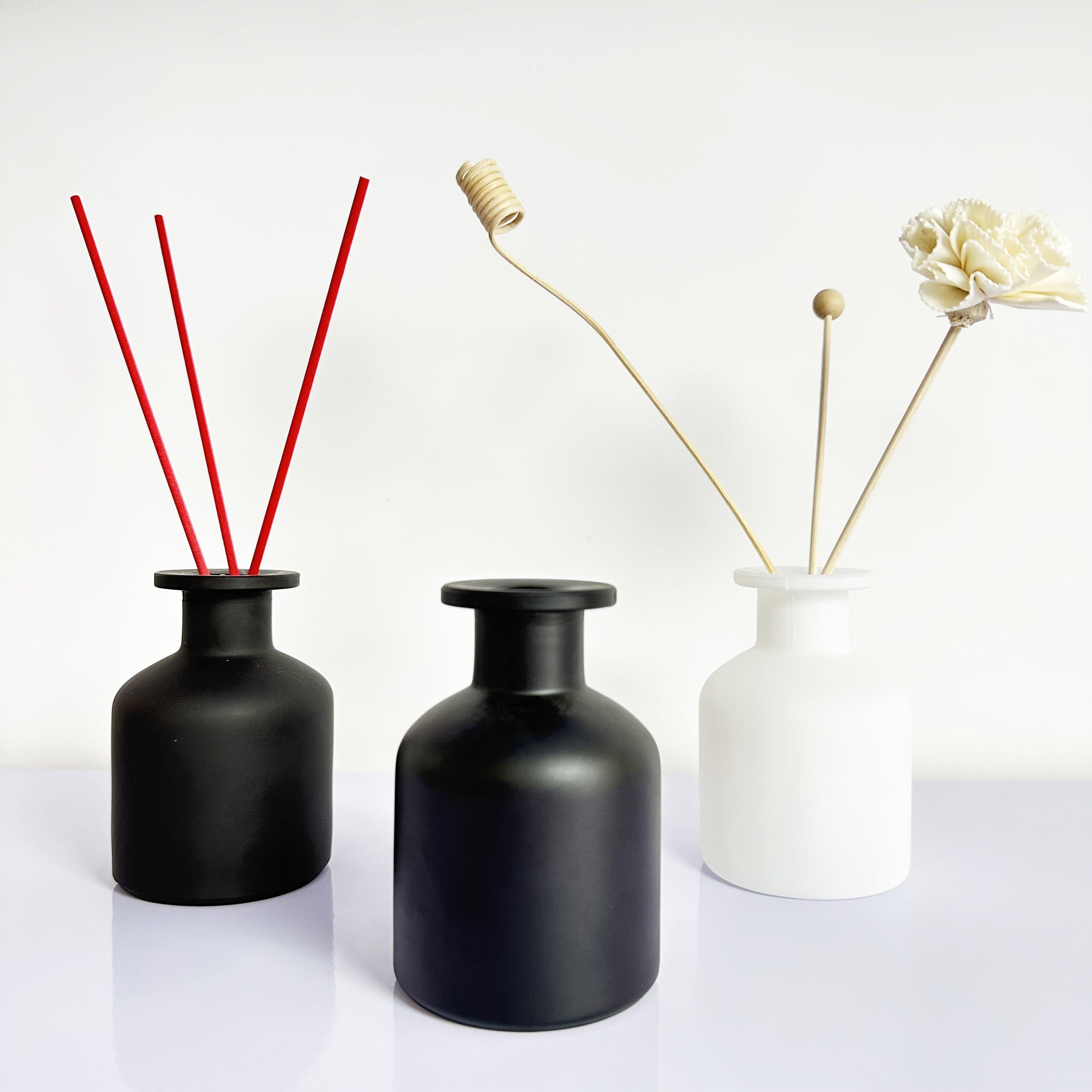 Popular 100ml 150ml 200ml Black Gray Colorful Round Fragrance Reed Diffuser Glass Bottle with Cork Stopper
