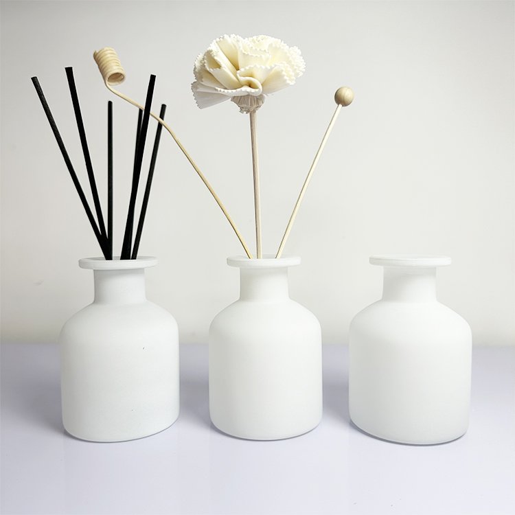 Popular 100ml 150ml 200ml Black Gray Colorful Round Fragrance Reed Diffuser Glass Bottle with Cork Stopper