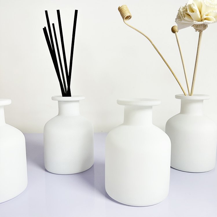 Popular 100ml 150ml 200ml Black Gray Colorful Round Fragrance Reed Diffuser Glass Bottle with Cork Stopper
