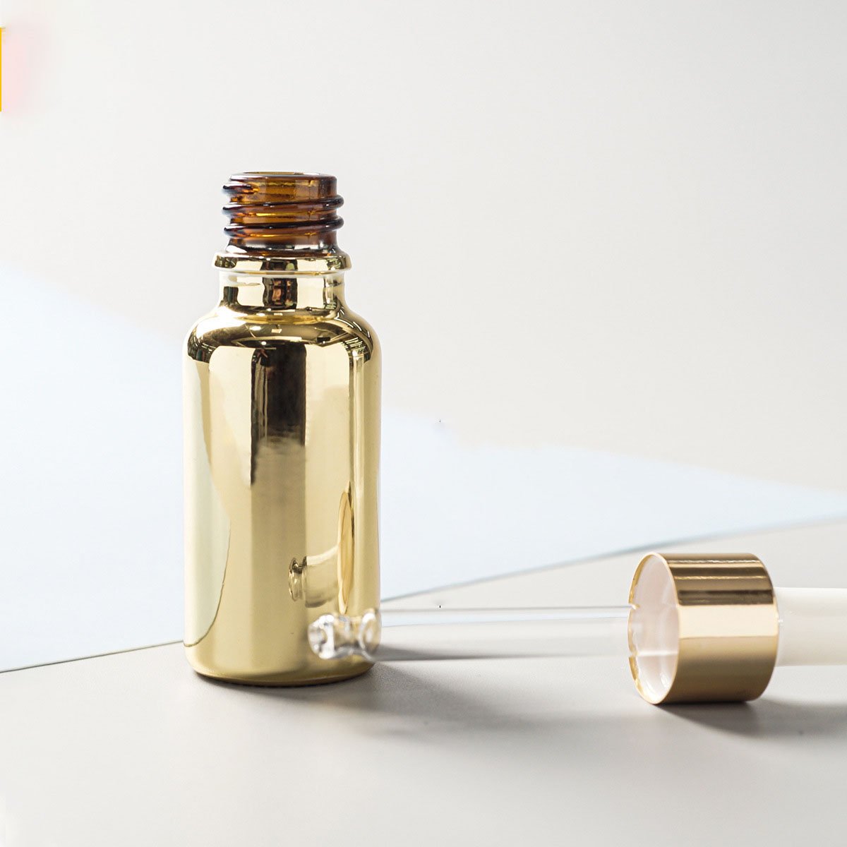 Factory Supply 30ml 50ml Electroplating Sub-packing Small Gold Bottle Gold-plated Dropper Essential Oil Glass Bottle
