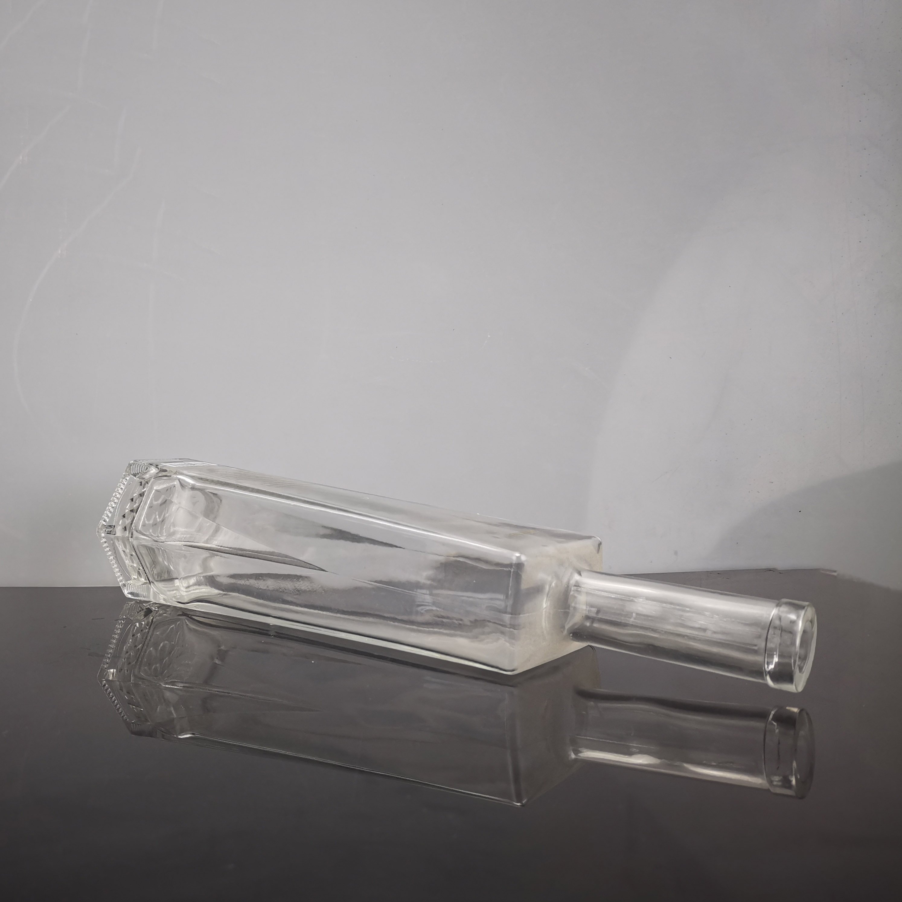 Wholesale High Quality 1000ml Glass Bottles with Crown Cap Transparent Design Custom Logo round Shape for Water and Wine Use