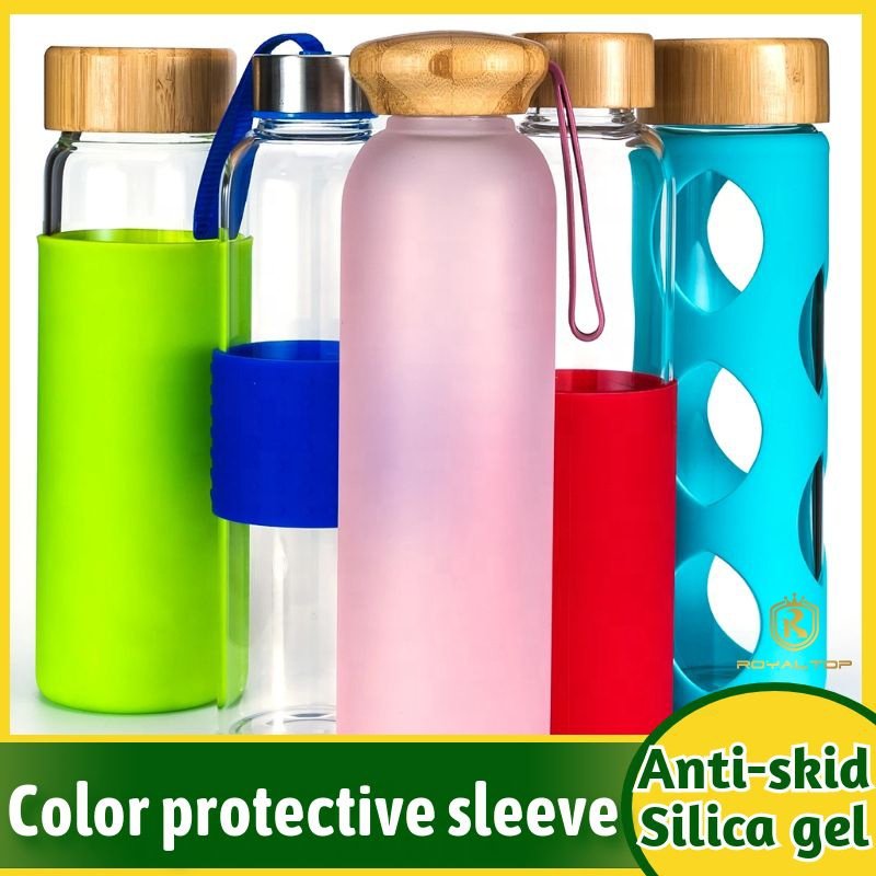 Wholesale bamboo top lid Clear Borosilicate Glass Bottle silicone sleeve nice water bottle botella de agua for Drink juice