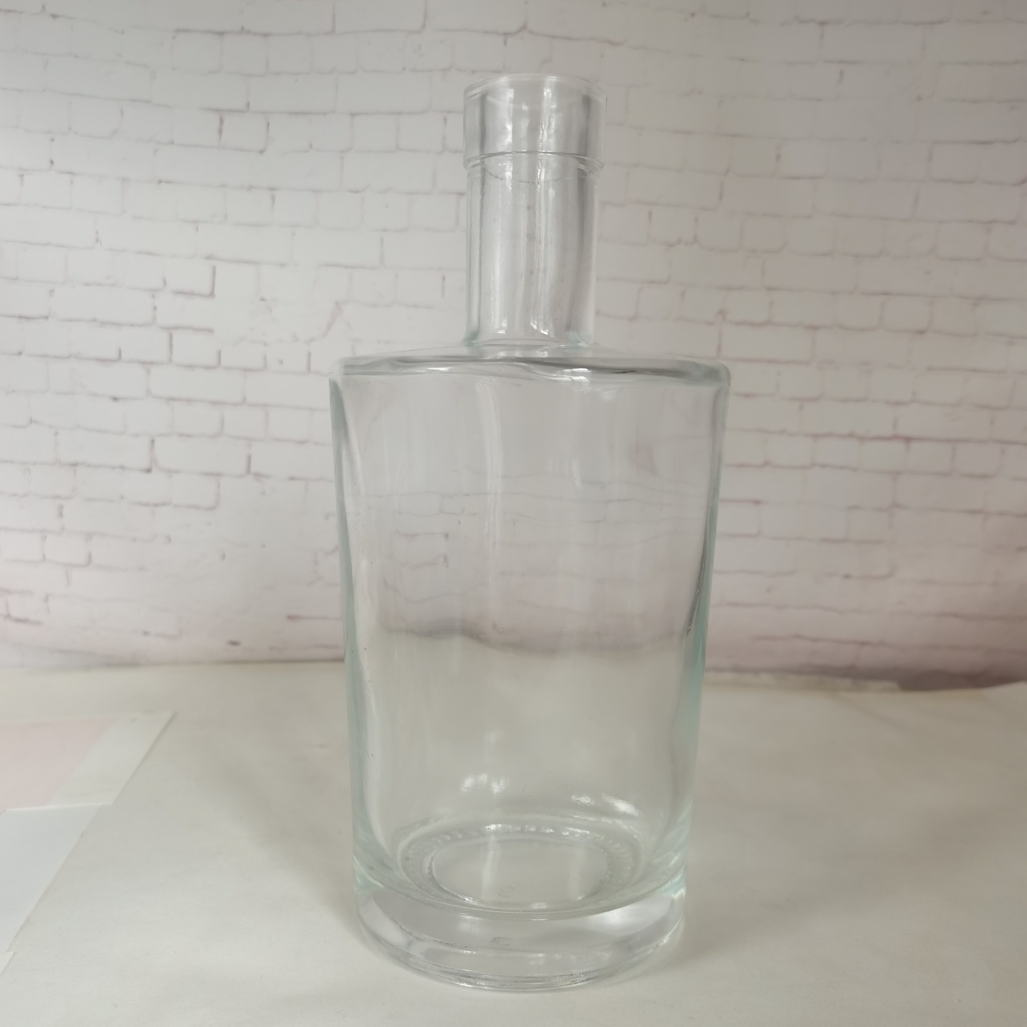 Empty Cylindrical Clear 750 ml Liquor glass bottles brand vodka glass bottle with crok