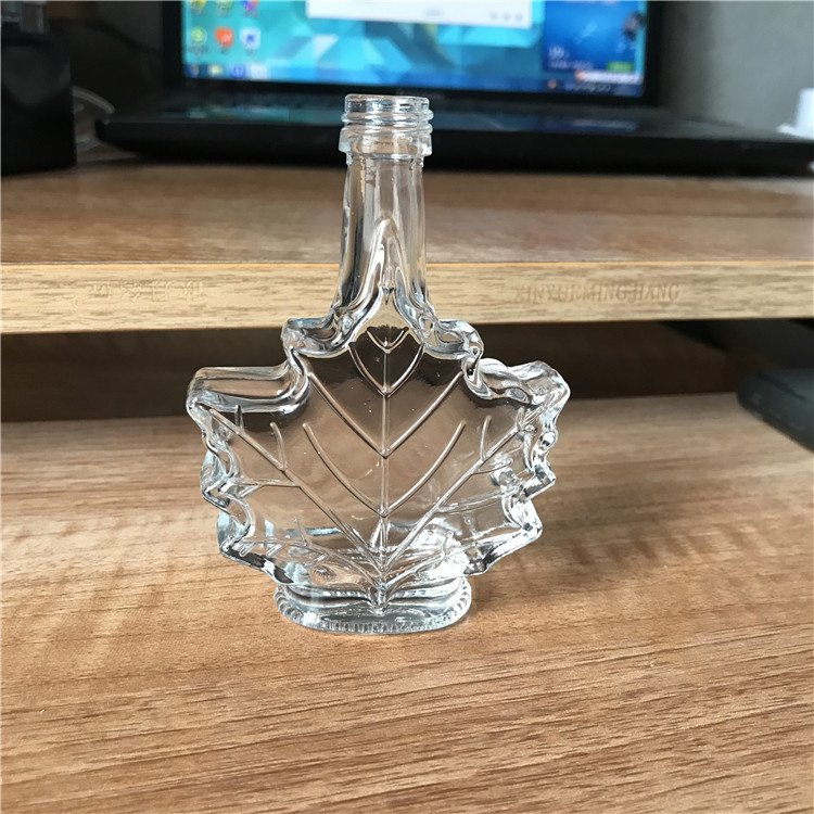 High Quality Maple Leaf Shaped 50ml 100ml 250ml Clear Syrup Glass Bottle With Gold Lid Glass Beverage Drinks Bottle With Cap