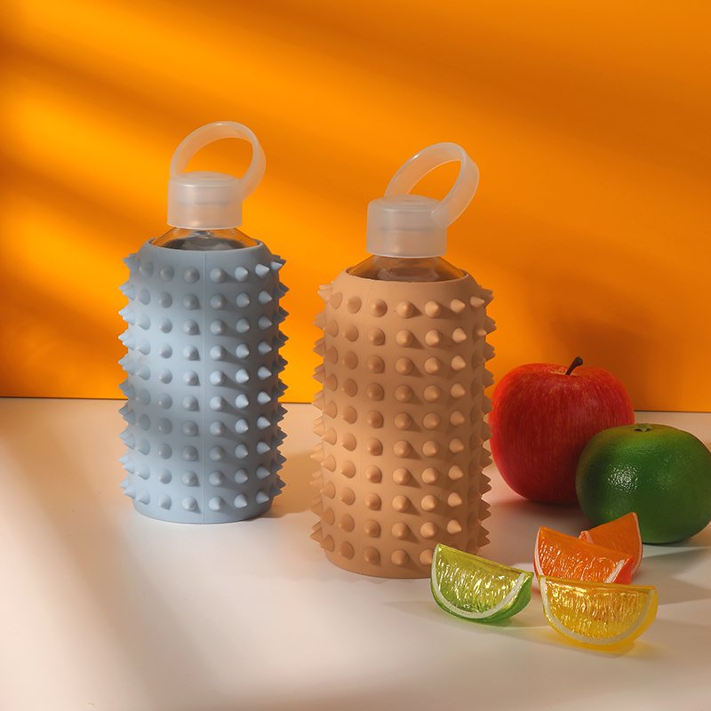 Summer Personalized Non-Slip Rivet Design Silicone Sleeve Water Bottle Glass Bottle With Handle and Clear Plastic Lid
