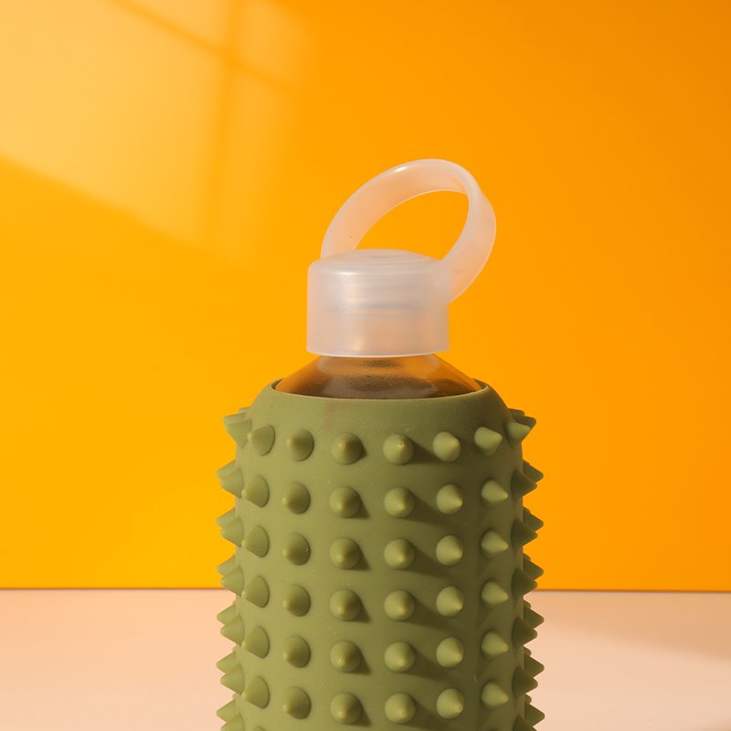 Summer Personalized Non-Slip Rivet Design Silicone Sleeve Water Bottle Glass Bottle With Handle and Clear Plastic Lid