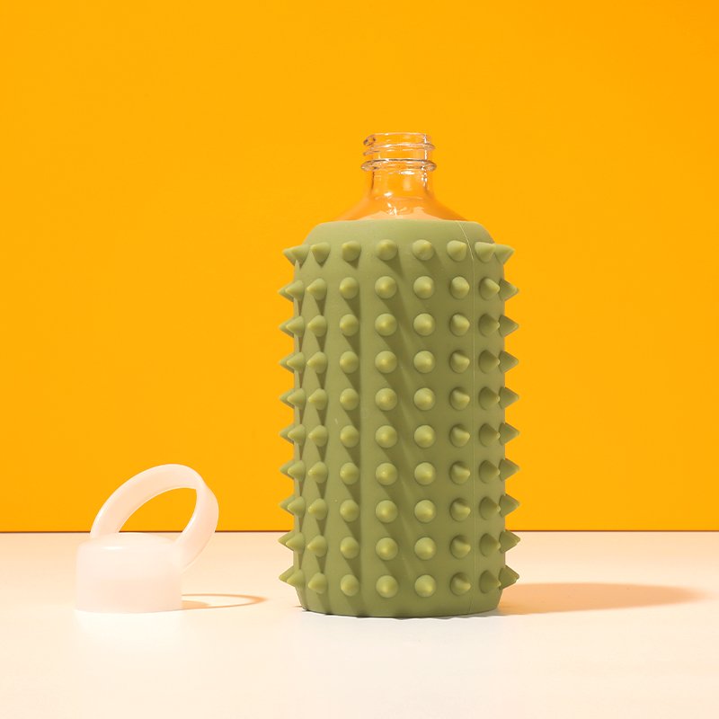 Summer Personalized Non-Slip Rivet Design Silicone Sleeve Water Bottle Glass Bottle With Handle and Clear Plastic Lid