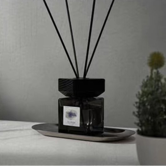 Wholesale Customized Home Decor Luxury Air Freshener Perfume Reed Diffuser With Black Glass Bottle Wood Lid Gift Set For Women