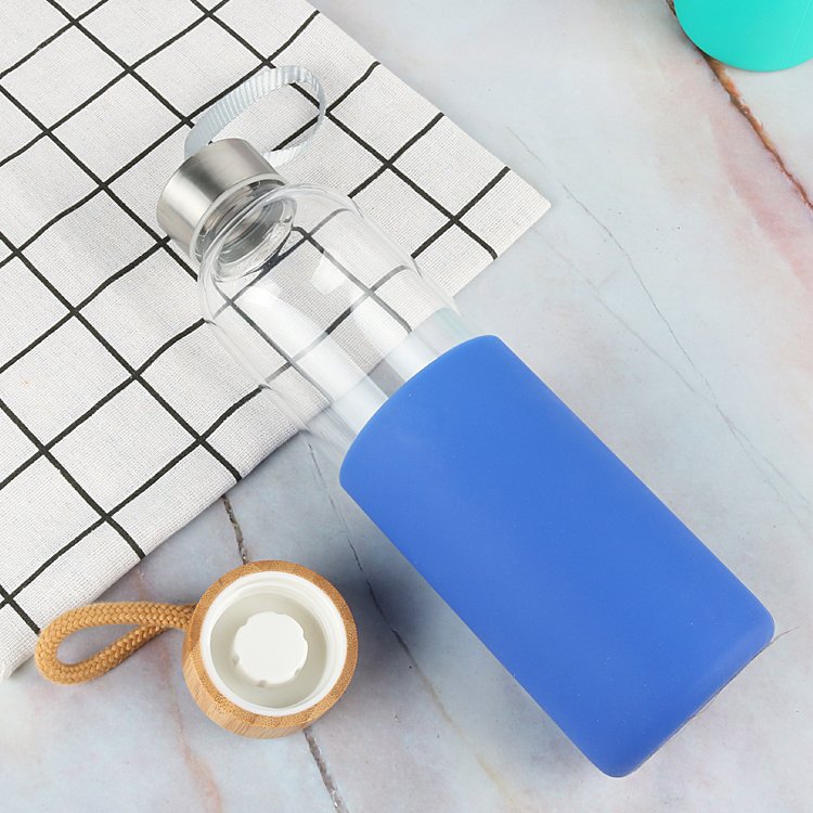 550ml / 18oz Drinking Water Bottle Glass with Custom Logo Silicone Sleeve Eco-Friendly and Durable