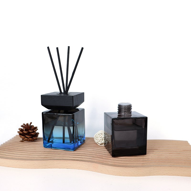 Square Luxury Black Glass 100ml 200ml 500ml Large Reed Diffuser Bottle Fragrance Glass Bottle For Reed Diffuser With Wooden Lid
