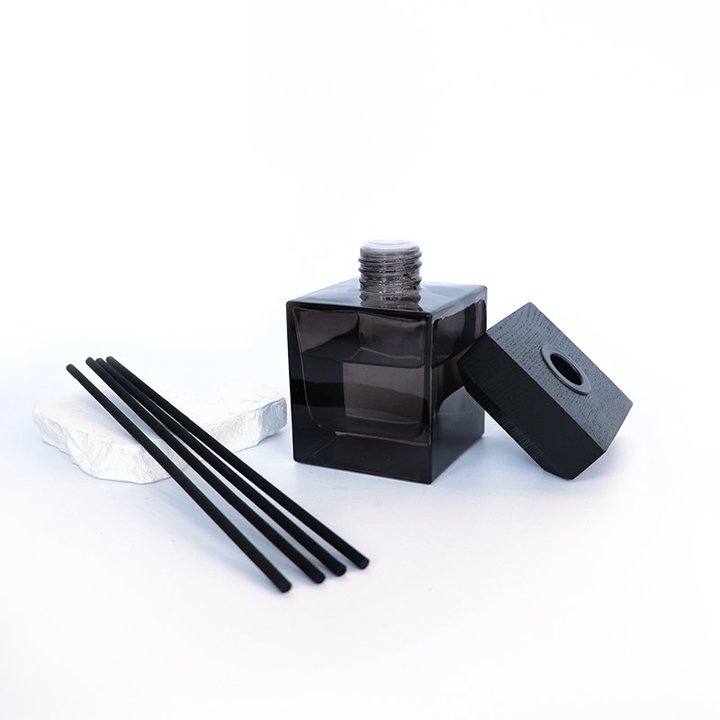 Square Luxury Black Glass 100ml 200ml 500ml Large Reed Diffuser Bottle Fragrance Glass Bottle For Reed Diffuser With Wooden Lid