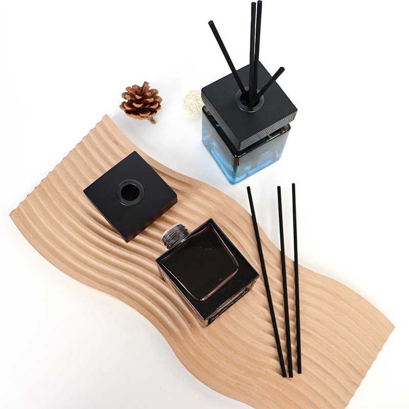 Square Luxury Black Glass 100ml 200ml 500ml Large Reed Diffuser Bottle Fragrance Glass Bottle For Reed Diffuser With Wooden Lid