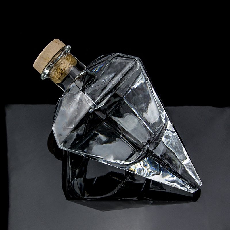 Fashion Pyramid shaped Popular design super flint 700 ml Vodka glass bottle transparent glass bottle with cork