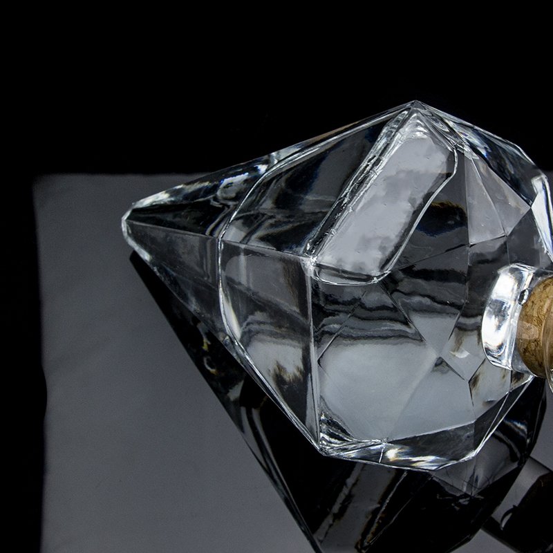 Fashion Pyramid shaped Popular design super flint 700 ml Vodka glass bottle transparent glass bottle with cork